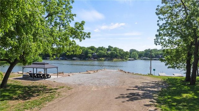 5037 Comanche Lane, Mclouth, KS 66054