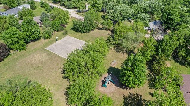 5037 Comanche Lane, Mclouth, KS 66054