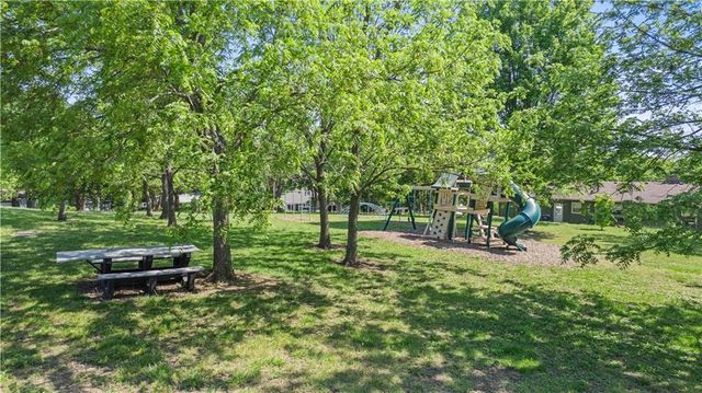 5037 Comanche Lane, Mclouth, KS 66054