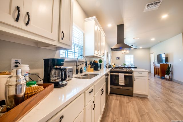1123 S Olive, San Antonio, TX 78210
