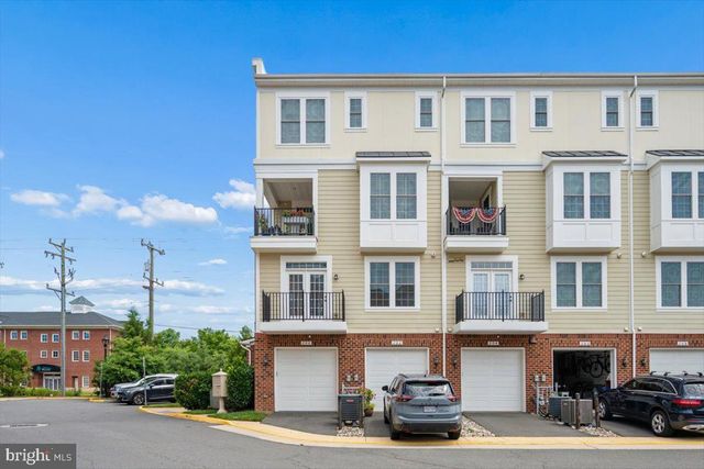 200 MURDOCH SQ SE, Leesburg, VA 20175