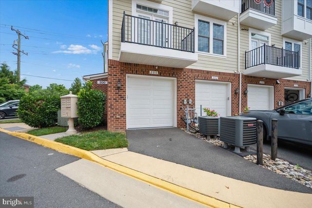 200 MURDOCH SQ SE, Leesburg, VA 20175