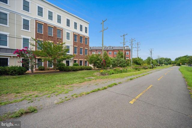 200 MURDOCH SQ SE, Leesburg, VA 20175