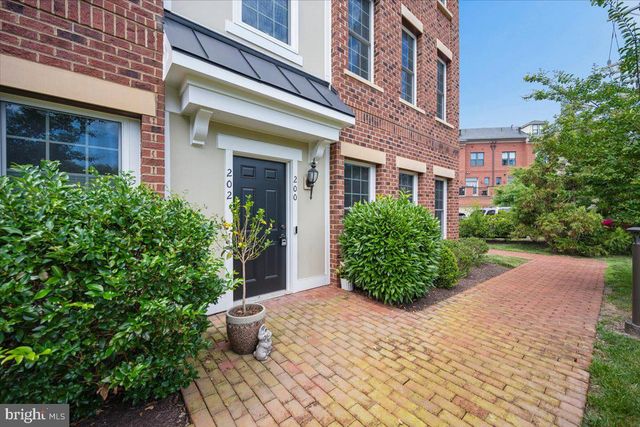 200 MURDOCH SQ SE, Leesburg, VA 20175