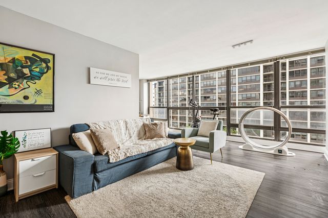 1540 N La Salle Drive 603, Chicago, IL 60610