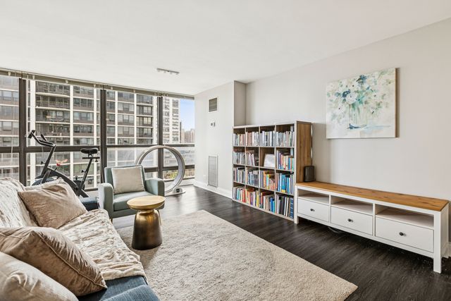 1540 N La Salle Drive 603, Chicago, IL 60610
