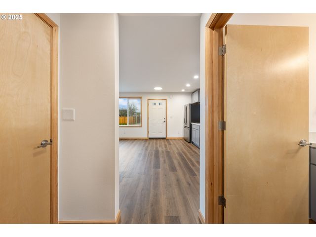 5275 FOREST Ln, Eugene, OR 97402