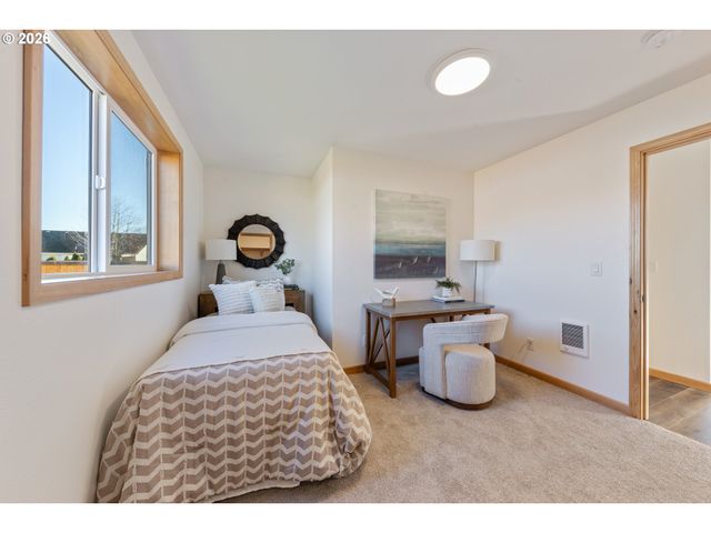 5275 FOREST Ln, Eugene, OR 97402