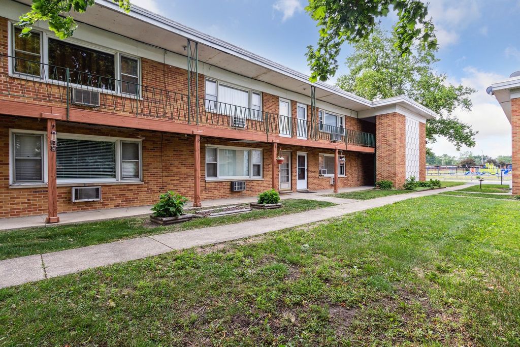 241 Northway Park Road 10, Machesney Park, IL 61115