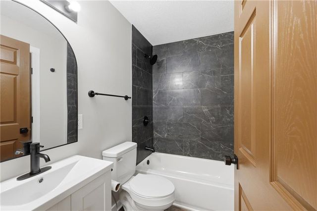 706 S Butler Drive, Harrisonville, MO 64701