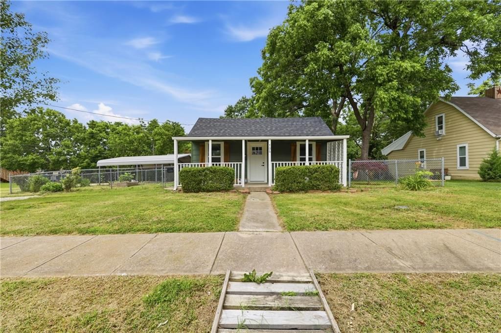 706 S Butler Drive, Harrisonville, MO 64701