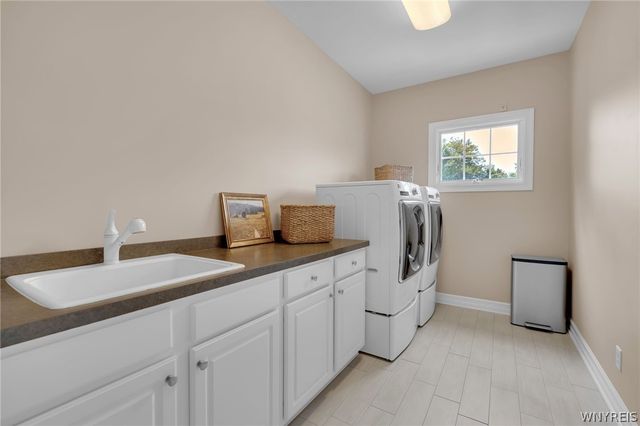 9123 Curry Ln, Clarence, NY 14032