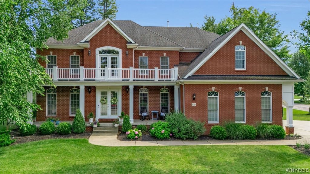 9123 Curry Ln, Clarence, NY 14032