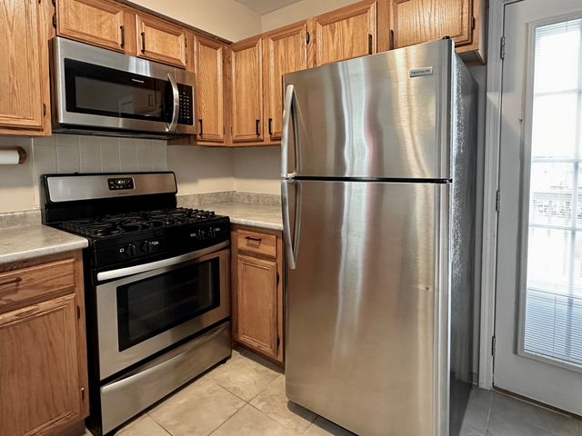 2450 Devonshire Court, Aurora, IL 60502