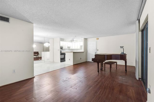 907 NE 199th St 101, Miami, FL 33179