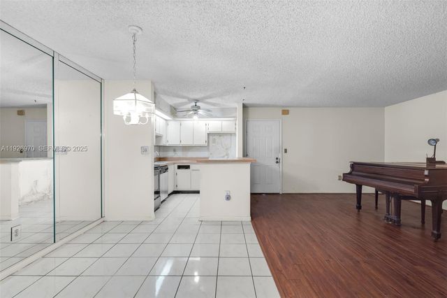 907 NE 199th St 101, Miami, FL 33179