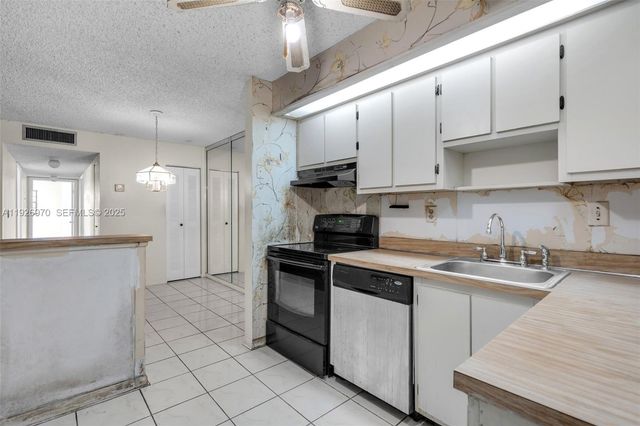 907 NE 199th St 101, Miami, FL 33179