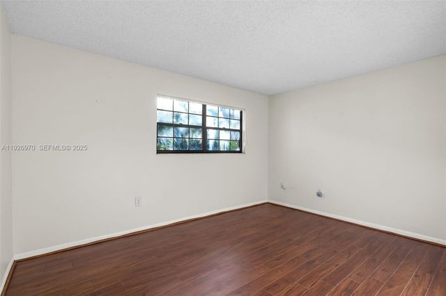 907 NE 199th St 101, Miami, FL 33179