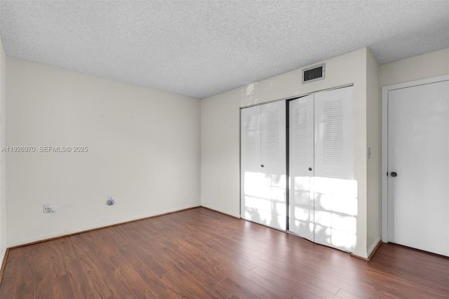 907 NE 199th St 101, Miami, FL 33179