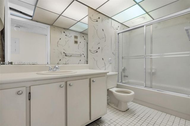 907 NE 199th St 101, Miami, FL 33179