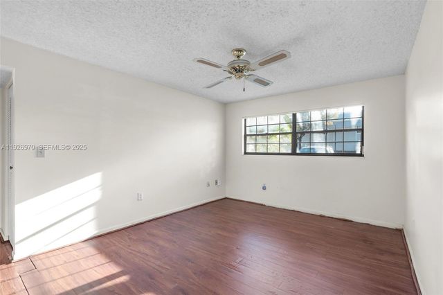 907 NE 199th St 101, Miami, FL 33179