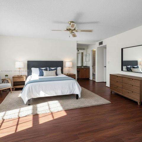 907 NE 199th St 101, Miami, FL 33179