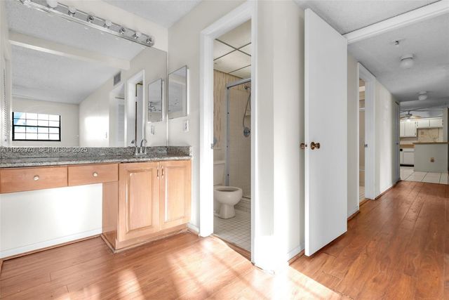 907 NE 199th St 101, Miami, FL 33179