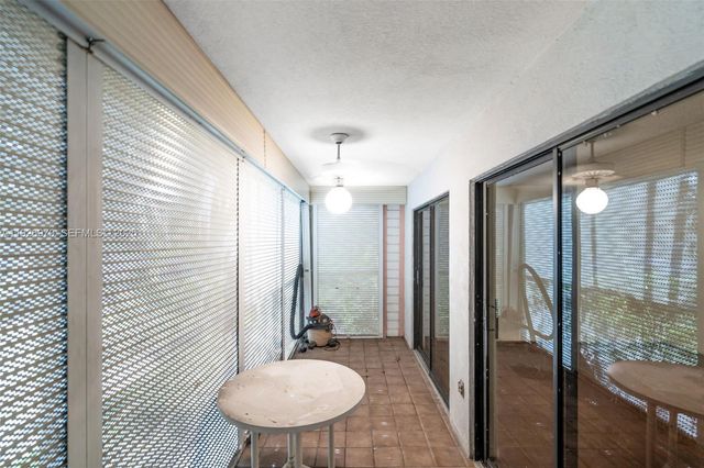 907 NE 199th St 101, Miami, FL 33179