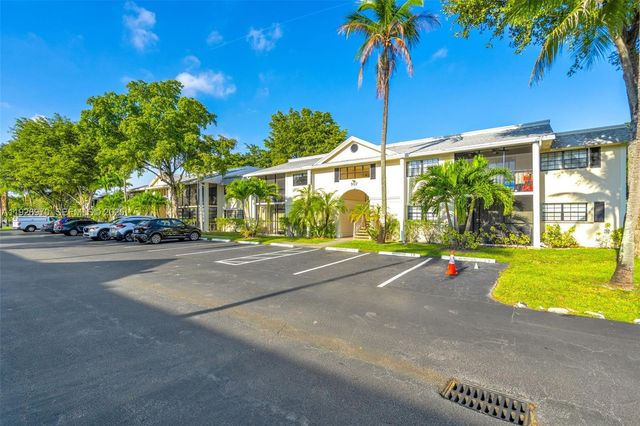 907 NE 199th St 101, Miami, FL 33179