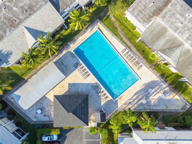 907 NE 199th St 101, Miami, FL 33179