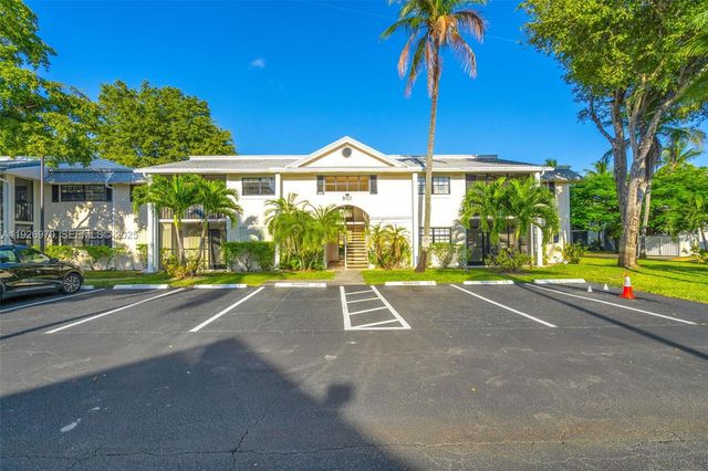 907 NE 199th St 101, Miami, FL 33179