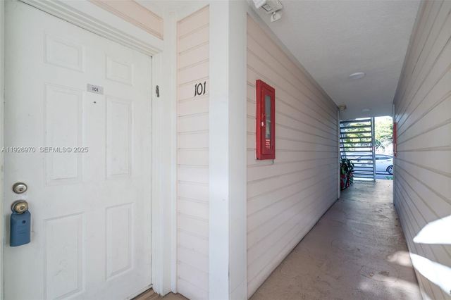 907 NE 199th St 101, Miami, FL 33179