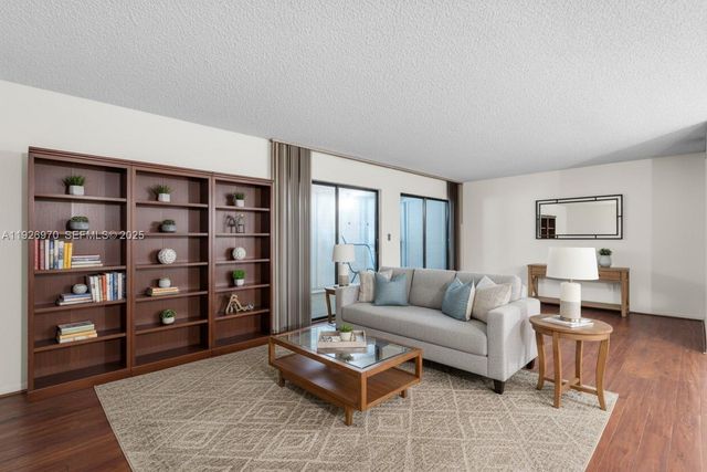 907 NE 199th St 101, Miami, FL 33179