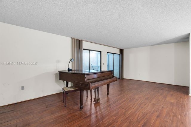 907 NE 199th St 101, Miami, FL 33179