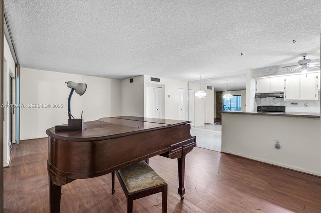 907 NE 199th St 101, Miami, FL 33179