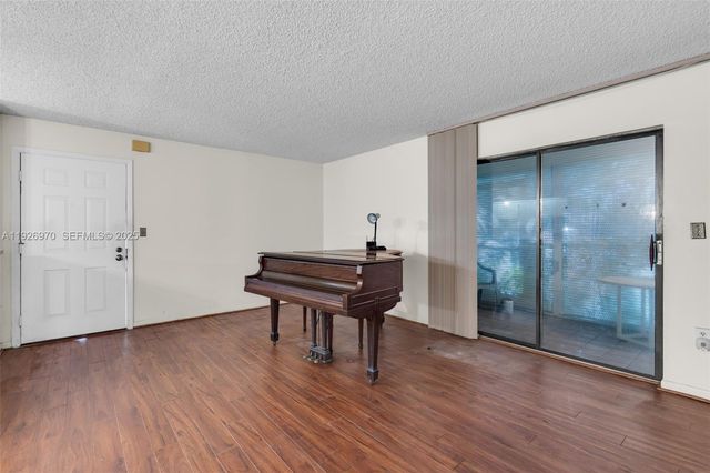 907 NE 199th St 101, Miami, FL 33179