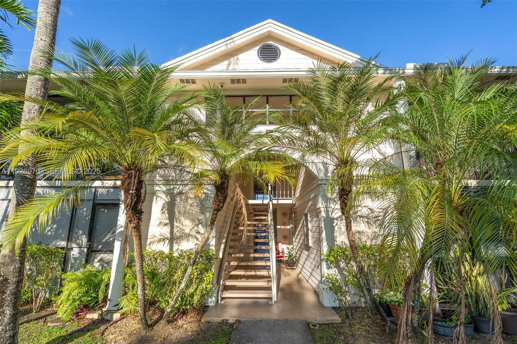 907 NE 199th St 101, Miami, FL 33179