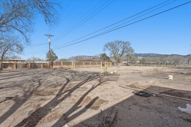 215 Wisconsin Street NE, Albuquerque, NM 87108