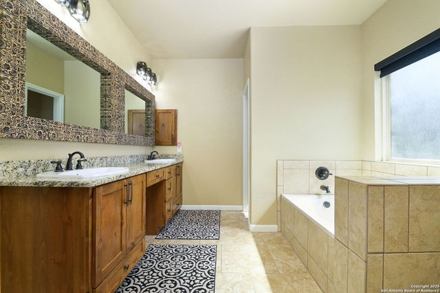 561 Jacobs Ln, La Vernia, TX 78121