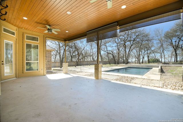 561 Jacobs Ln, La Vernia, TX 78121