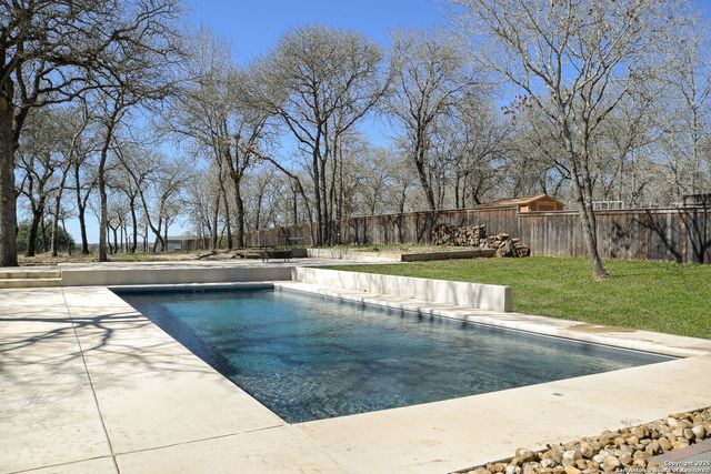 561 Jacobs Ln, La Vernia, TX 78121