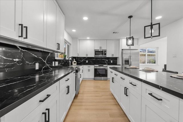 412 Cottonwood Drive, Friendswood, TX 77546