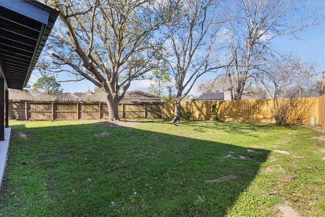 412 Cottonwood Drive, Friendswood, TX 77546