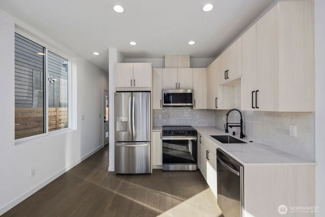 518 N 102nd Street, Seattle, WA 98133