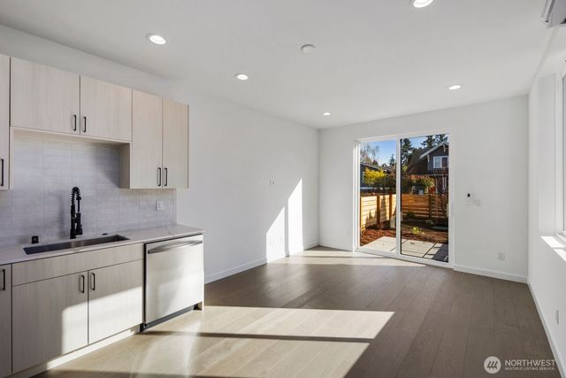 518 N 102nd Street, Seattle, WA 98133