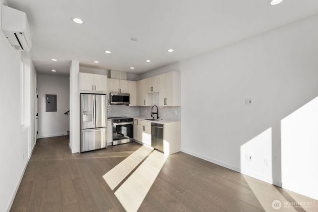 518 N 102nd Street, Seattle, WA 98133