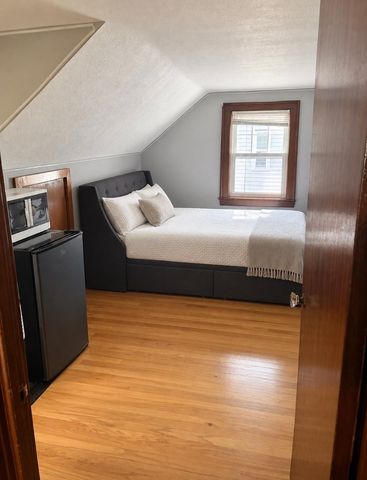 223 East St, Springfield, MA 01104