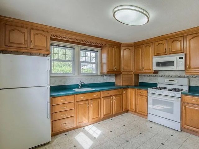 223 East St, Springfield, MA 01104