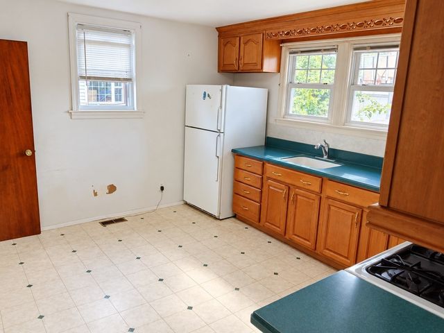 223 East St, Springfield, MA 01104