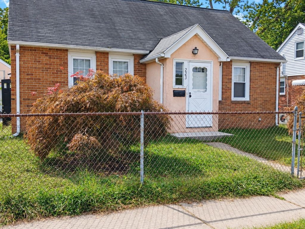 223 East St, Springfield, MA 01104